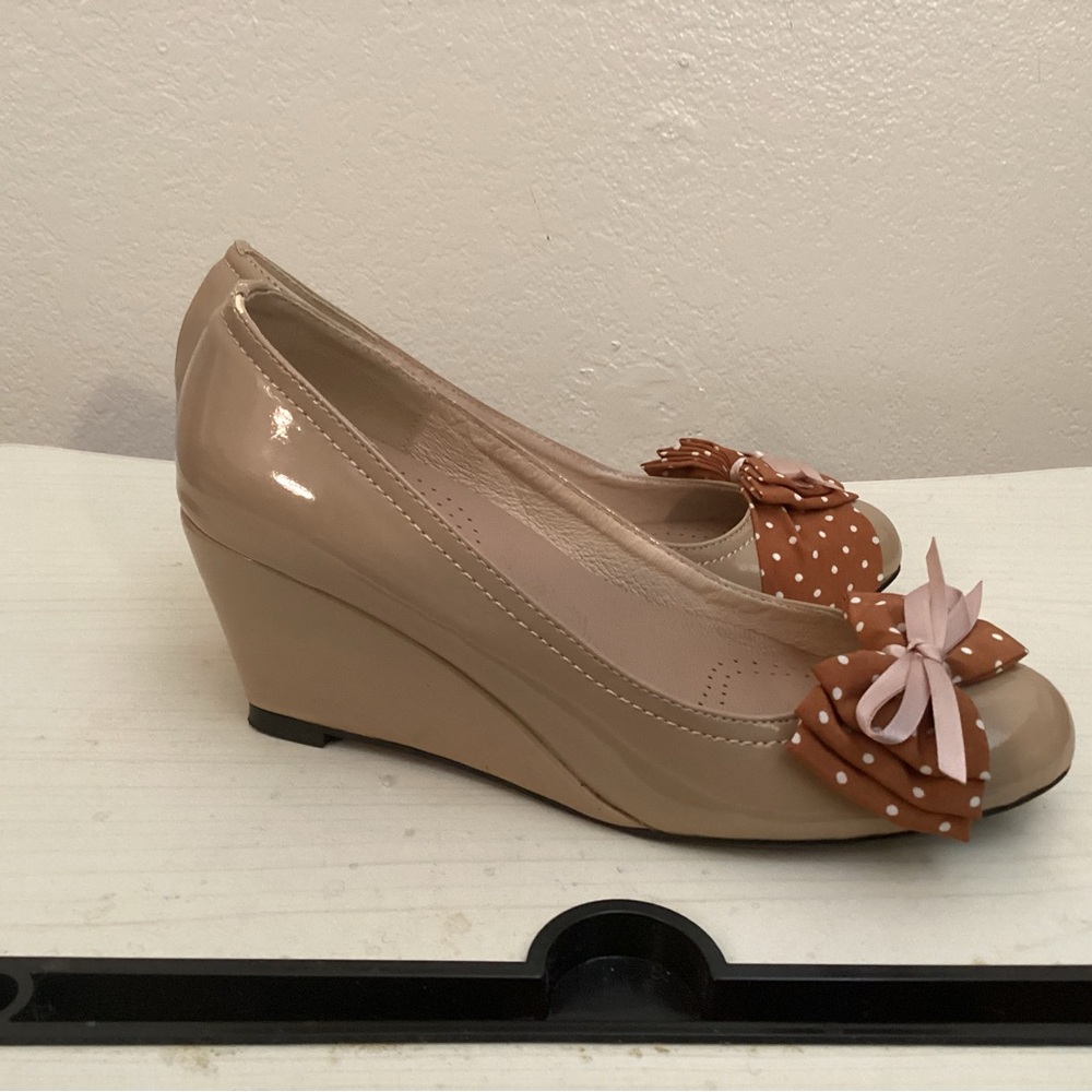 Elegant Tan Wedge Shoes with Bow Accent